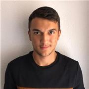 Profesor que imparte clases para niños y niñas de Educación Primaria