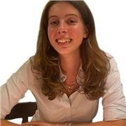 Französin, die als Französisch-Tutorin Kinder aller Altersstufen und Erwachsene betreut