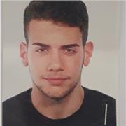 Ragazzo universitario, impartisce lezioni di scienze (biologia) e inglese