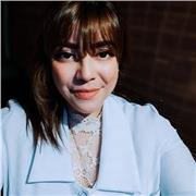 Profesora de Inglés dicta clases a personas de todas las edades