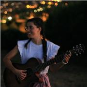 Profesora de solfeo, lenguaje musical, armonía, canto, piano y guitarra. Soy estudiante del Grado Superior de Voz- Songwriting en el Taller de Músics de Barcelona