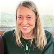 Motivierende Deutsch-Tutorin für flüssiges Sprechen, Grammatik und schnelle Fortschritte