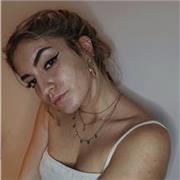 estudiante de carrera imparte clases a niños de primaria