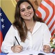 Profesora titulada en psicología pero con un nivel intermedio alto de inglés. 