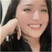 Profesora de inglés imparte el idioma a niños y público en general