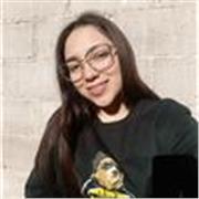 Maestra de apoyo para el habla de idioma español, con ayuda de material diverso para clases dinámicas