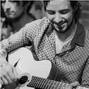 Guitarrista con 15 años de experiencia ofrece clases de guitarra acústica y eléctrica. Para nivel inicial, medio y avanzado