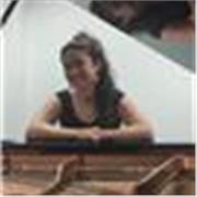 Pianista graduada por Musikene imparte clases de piano adaptadas a diferentes niveles, edades, objetivos y estilos
