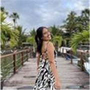 Profesora de inglés brindando clases a niños y adolescentes de todas las edades