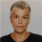 Profesora con más de 15 años de experiencia en clases de refuerzo escolar, especializada en la materia de historia.