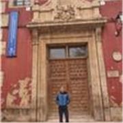 Estudiante de doctorado en economía, imparte clases de matemáticas hasta segundo de la ESO