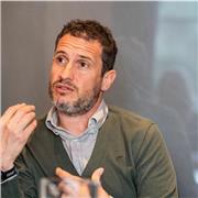 Gran conocimiento de marketing y gran capacidad de explicarlo de forma amena y adaptada a la audiencia.