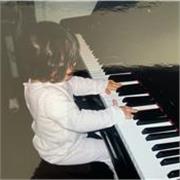 Titulada en estudios profesionales de música, y estudiante de Educación Primaria.