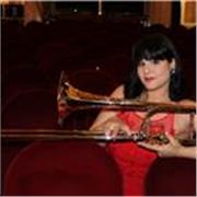 Laureata in musica e attualmente insegnante, offre lezioni di trombone, canto, pianoforte, solfeggio, storia della musica, armonia ecc…
