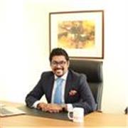 Legal professional providing lessons in commercial law to students that need help