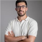 Experienced English tutor helping students speak confidently and fluently