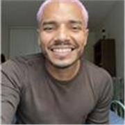 Bonjour,
Je m’appelle Paulo, j’ai 28 ans, je suis guitariste professionnel basé à Blois. 