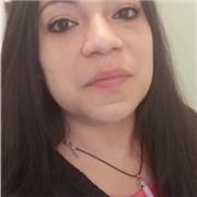 Niñera y ayuda tareas de niños