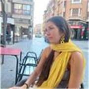 Profesora joven de FCE apto para varias edades.