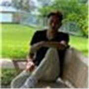 Profesor imparte clases a nivel primaria