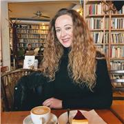 Docente di storia impartisce lezioni a ragazzi di scuole medie e superiori