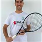 Profesor de tenis para clases individuales o grupos.
