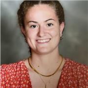 Profesora aficionada al pádel y con experiencia como sustitución en un campamento con niños pequeños.