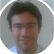 Docente di scuola superiore impartisce lezioni di matematica, fisica e chimica (superiori) e matematica e scienze (medie)