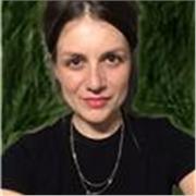 Musiklehrerin, die hilft Musik zu verstehen und Wissen rund um Musik mit Interessen zu verknüpfen 