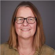 Muttersprachliche Deutschlehrerin unterrichtet Schülerinnen und Schüler bei Schwierigkeiten mit der deutschen Sprache