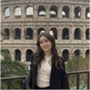 Studentessa universitaria impartisce lezioni di inglese a studenti di medie e superiori