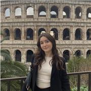 Studentessa universitaria impartisce lezioni di inglese a studenti di medie e superiori