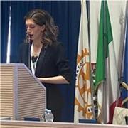 Studentessa universitaria con certificazione CAE che dà ripetizioni di inglese a studenti di liceo e delle scuole medie