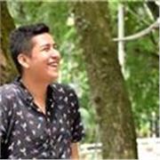 Docente de inglés imparte clases desde una clase dinámica