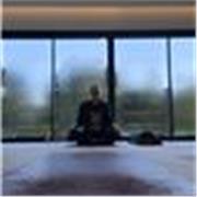 Coach yoga donne des cours en ligne pour gestion du stress et gagner en flexibilité 