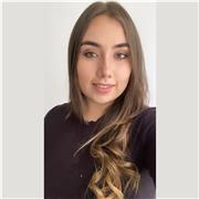 Profesora de inglés imparte clases a niños de 5 a 10 años