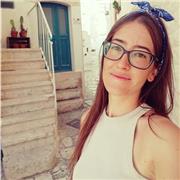 Ho diploma in lingue ( inglese, spagnolo e russo) e da alcuni anni seguo ragazzi delle elementari e medie con ripetizioni