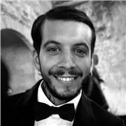 Insegnante graphic design esperto nell'utilizzo di software Adobe, con particolare attenzione per Photoshop, Illustrator e Figma