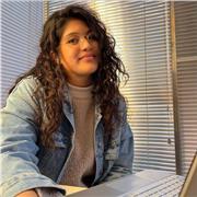 Profesora de inglés que imparte clases a alumnos de todas las edades