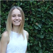 Ragazza neolaureata fornisce lezioni di approfondimento e ripasso di storia dell'arte