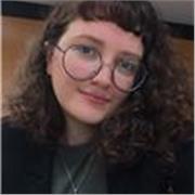 Professora de inglês ensina a pessoas de todas as idades