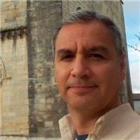 Profesor de diseño gráfico con herramientas de adobe: photoshop, illustrator, indesign para interesados en abordar los fundamentos del diseño y el retoque digital
