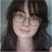 Profesora de artes plásticas para niños o adolescentes. 

