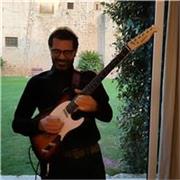 Laureato in chitarra jazz, offre lezione musicali (chitarra) per principianti e livello avanzato