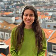 Profesora graduada en Lenguas Extranjeras, con más de 5 años de experiencia impartiendo clases grupales e individuales.