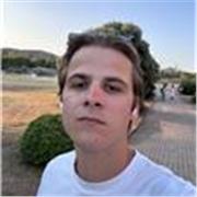Soy Cesare, profesor de inglés, especializado en ayudar a estudiantes de todas las edades a alcanzar sus objetivos de forma práctica y divertida