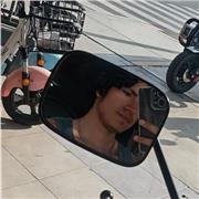 Profesor muy empático que ayuda a sus alumnos con oportunidades para su léxico