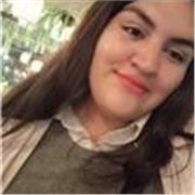 Profesora de canto imparte clases a niños de todas las edades