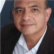 Profesor de sociales enseña a jóvenes y adolescentes con esmero y dedicación