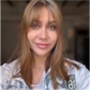 Me defino como una profesora de español con formación internacional y un sólido perfil multilingüe, con nivel C1.